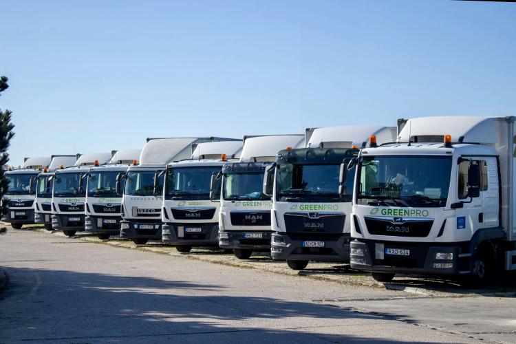 Greenpro MAN tehergépjármű flotta a telephelyen felsorakozva
