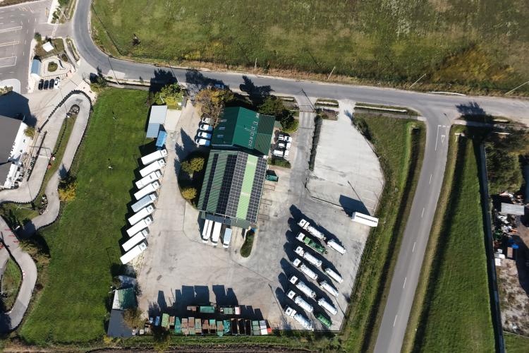 Greenpro telephely légi felvétel — épületek és parkolt járművek