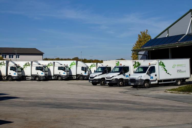 Greenpro dobozos tehergépkocsi és IVECO furgon flotta a telephelyen