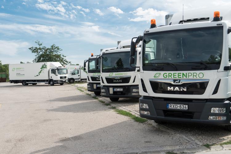 Greenpro MAN tehergépjármű flotta a telephelyen felsorakozva