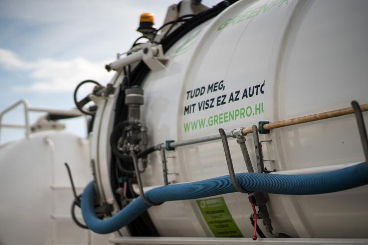 Greenpro tartályos jármű 'Tudd meg, mit visz ez az autó' felirattal